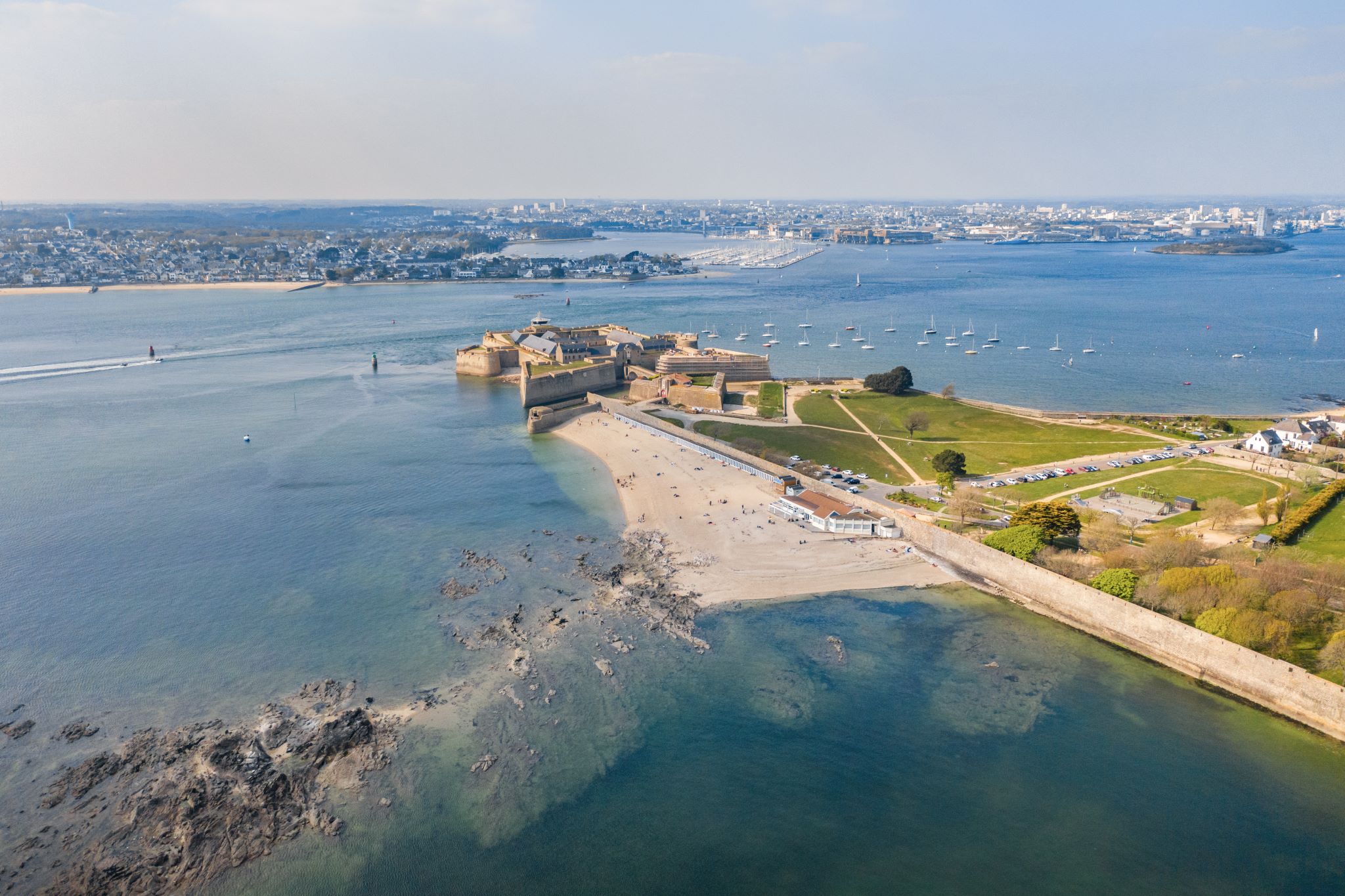 Vista aerea de los puertos de la Rada de Lorient y de la Ciudadela de Port-Louis (Bretaña del Sur, Francia)